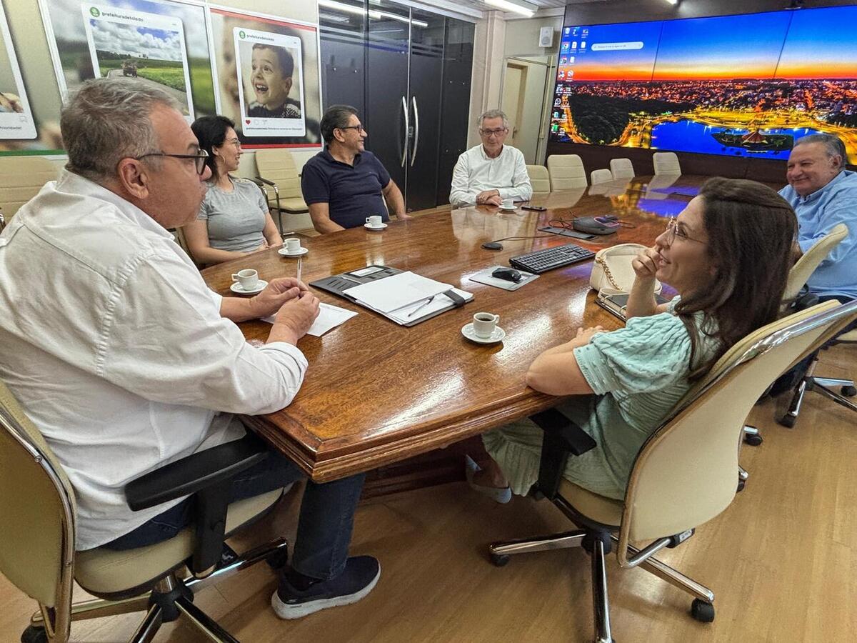 A juíza da 1ª Vara Federal, Dra. Raquel Kunzler Batista, visita Prefeitura e convida para solenidade dos 20 anos da Justiça Federal em Toledo