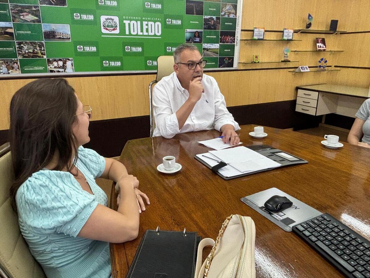 A juíza da 1ª Vara Federal, Dra. Raquel Kunzler Batista, visita Prefeitura e convida para solenidade dos 20 anos da Justiça Federal em Toledo