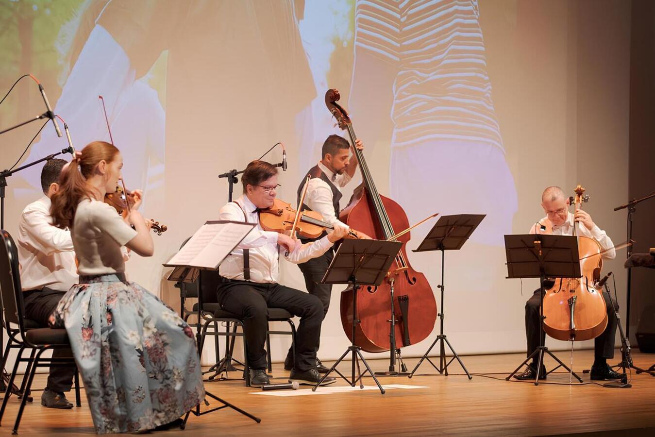 Teatro Municipal é palco, nesta segunda-feira (22), às 9h30 e 14h30, de espetáculo, que conta com a participação do palhaço Turino e do percussionista Marcello Casagrande 