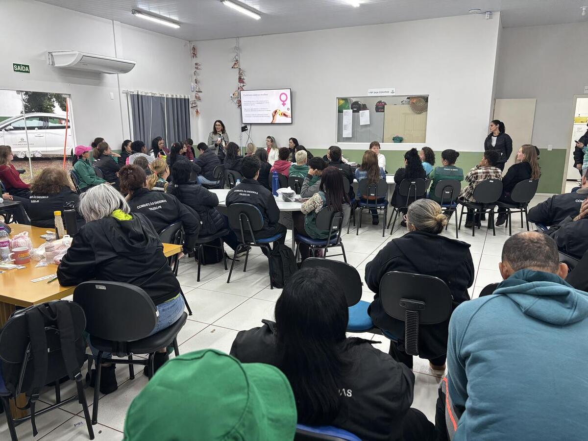 Nesta sexta-feira (5) a Secretaria da Mulher realizou uma palestra sobre saúde mental e violência doméstica para agentes de endemias 