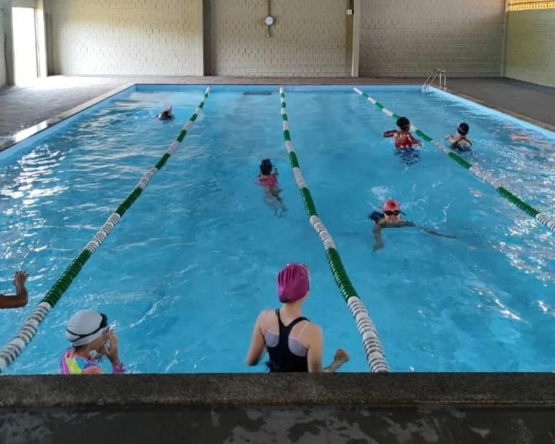 Escola conta com piscina aquecida, que oferece aulas de natação para aproximadamente 275 alunos
