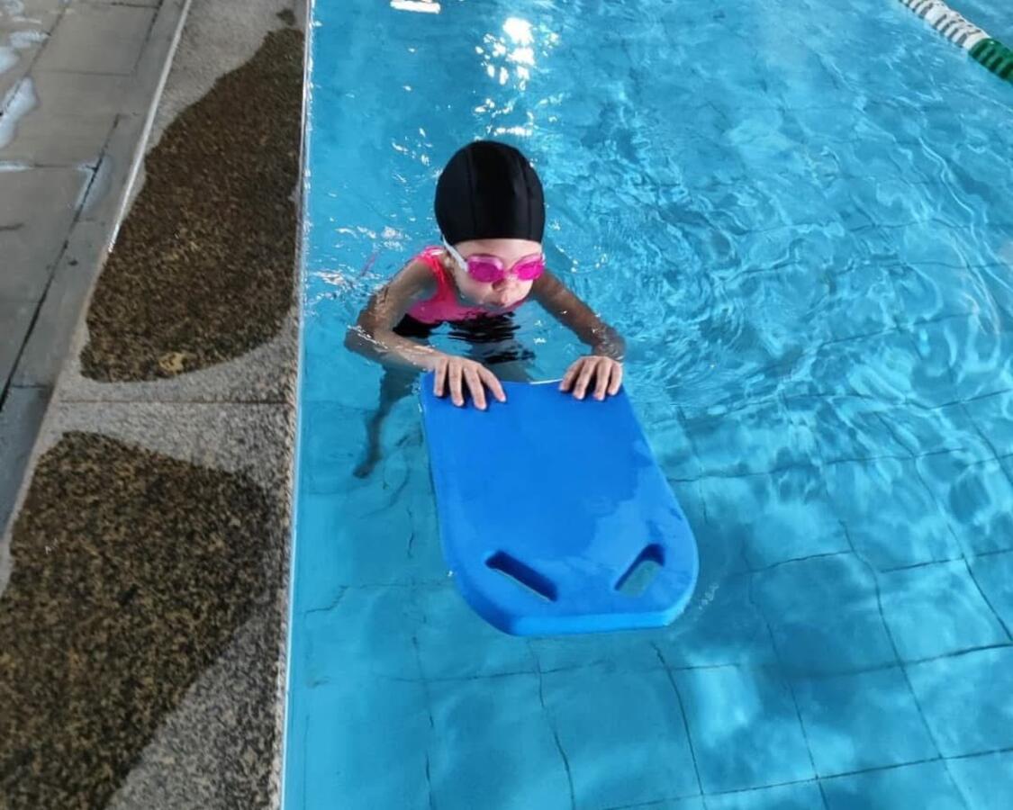 Escola conta com piscina aquecida, que oferece aulas de natação para aproximadamente 275 alunos