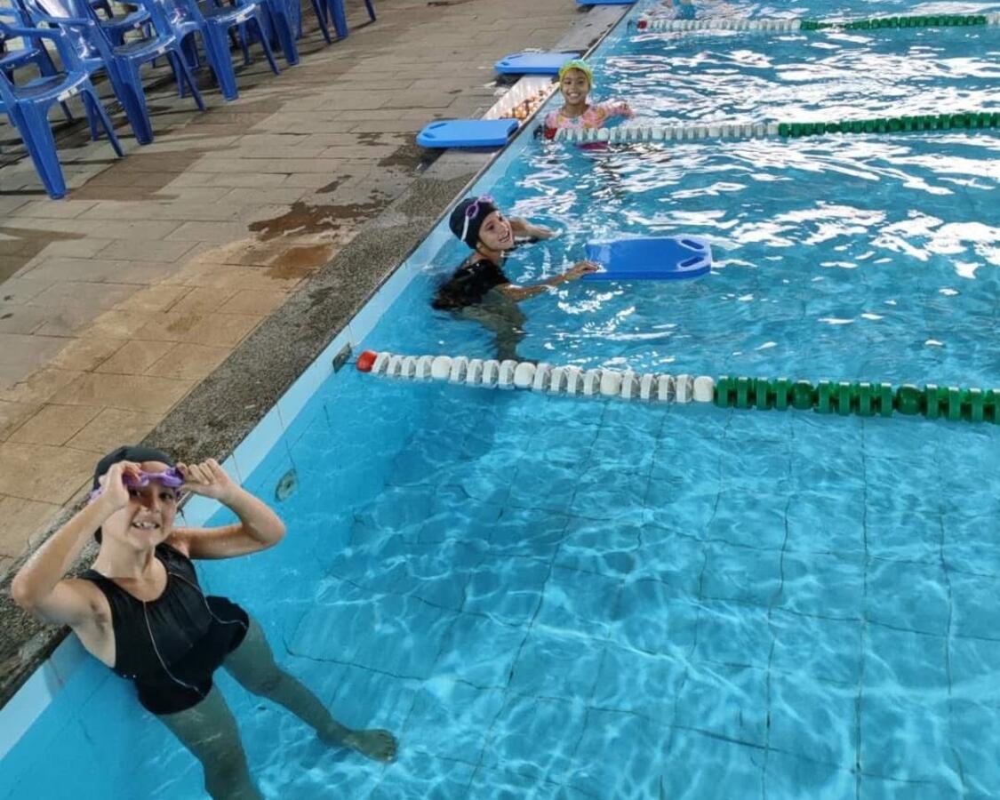 Escola conta com piscina aquecida, que oferece aulas de natação para aproximadamente 275 alunos