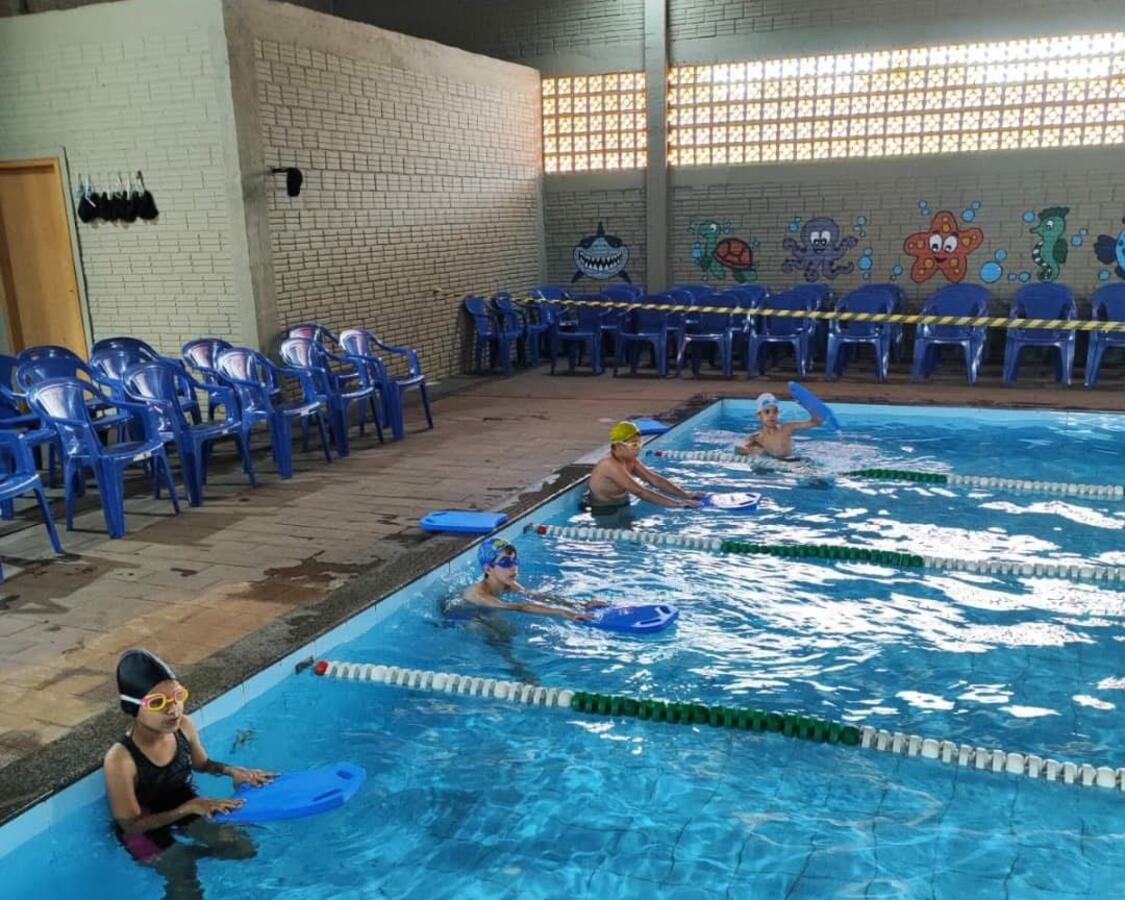 Escola conta com piscina aquecida, que oferece aulas de natação para aproximadamente 275 alunos