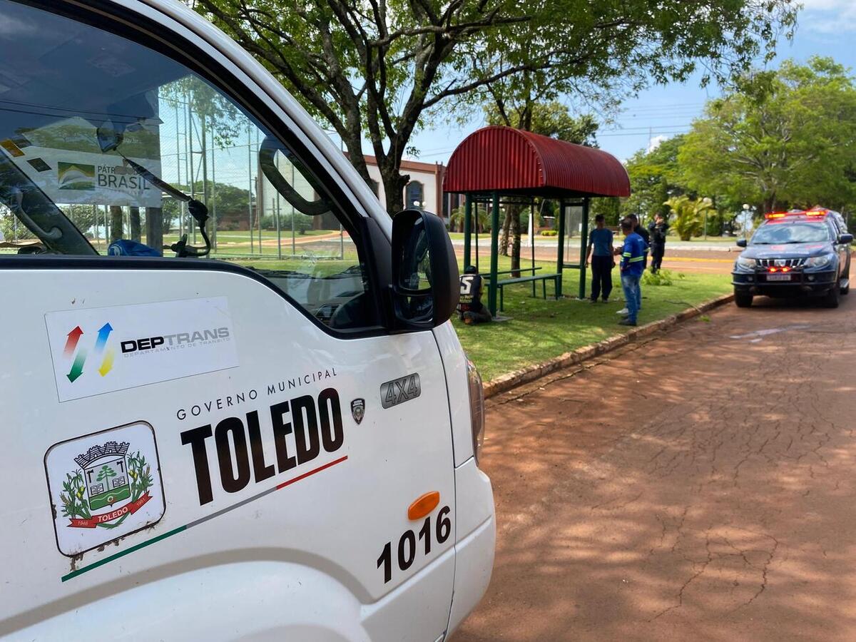 Na manhã desta segunda-feira (29) a prefeitura de Toledo realizou a instalação de dois abrigos de ônibus