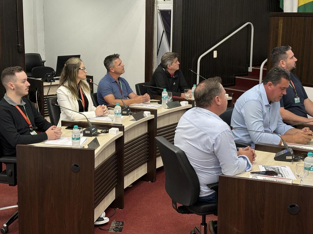 Equipe da Secretaria Municipal de Esportes e Lazer explanou dados sobre ações e finanças da pasta em audiência pública promovida na manhã desta quarta-feira (24)