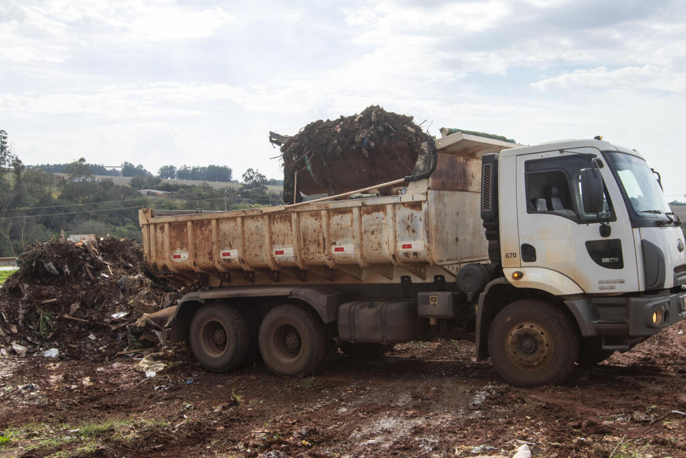 Limpeza realizada em área próxima da BR 163 marcou, na manhã desta segunda (8), o começo de ação que é fruto da parceria entre SMMA, SMST e Infra