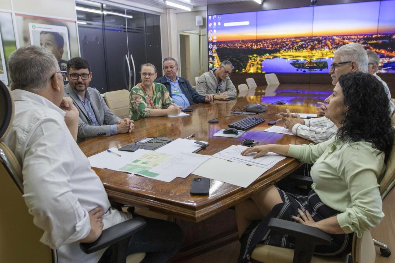 Na manhã desta quarta-feira (10) Alexandre Almeida Webber compareceu à Sala de Reuniões do Gabinete do Prefeito a fim de discutir assuntos legais quanto a prorrogação do terreno da Casa do Estudante