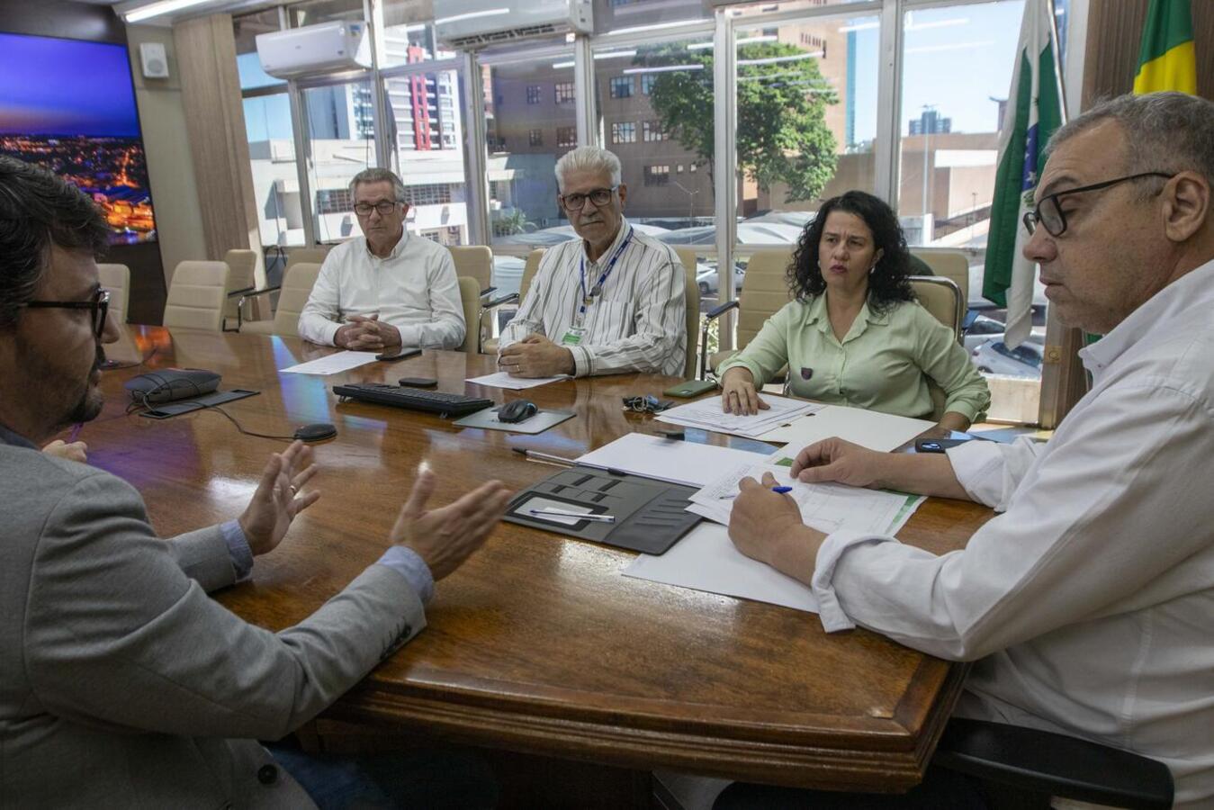 Na manhã desta quarta-feira (10) Alexandre Almeida Webber compareceu à Sala de Reuniões do Gabinete do Prefeito a fim de discutir assuntos legais quanto a prorrogação do terreno da Casa do Estudante