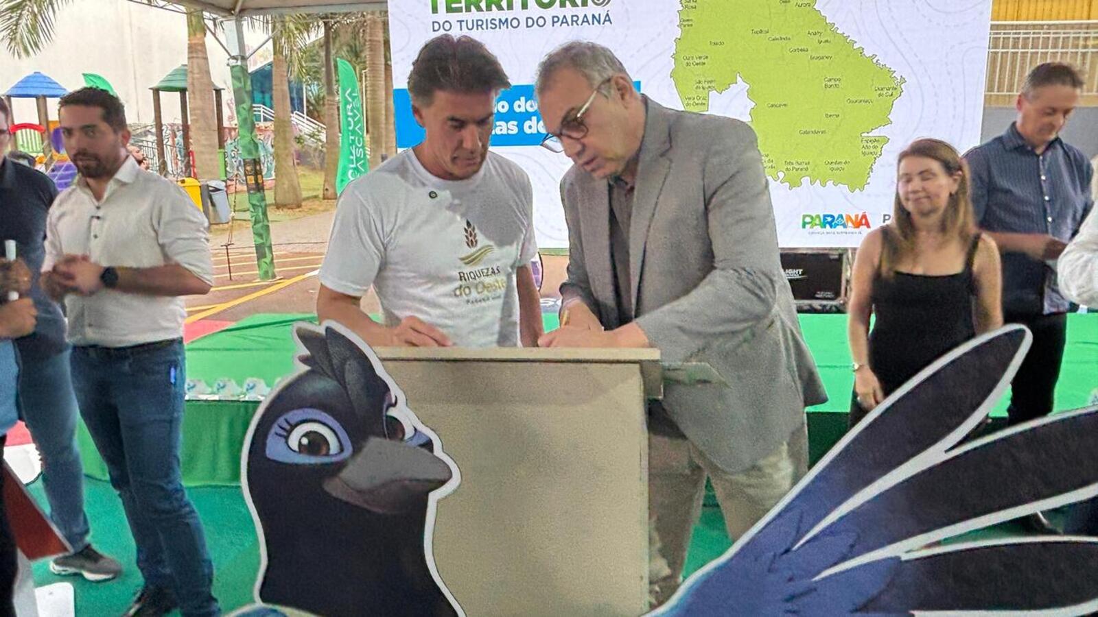 Secretário de Estado Leonaldo Paranhos liberou os recursos durante evento realizado em Cascavel na quinta-feira (4)