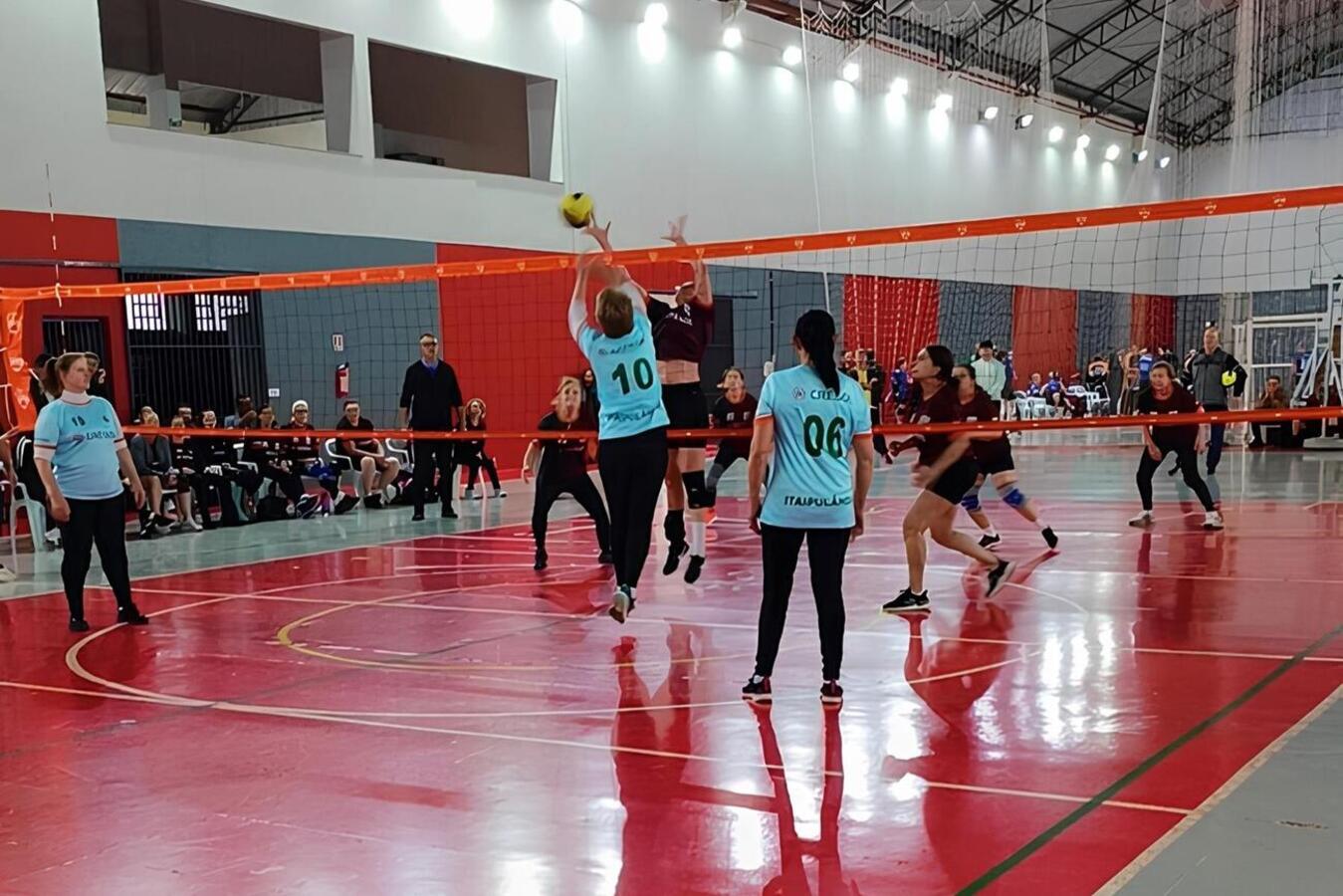 Partidas das quartas-de-final ocorreram na tarde da última sexta (5); Toledo garantiu vaga na próxima fase no feminino (foto), mas acabou sendo eliminado no masculino