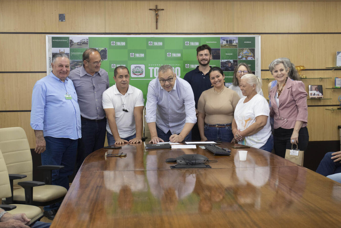 Representantes de entidades contempladas compareceram a ato realizado na manhã desta quinta-feira (16) na Sala de Reuniões do Gabinete do Prefeito 