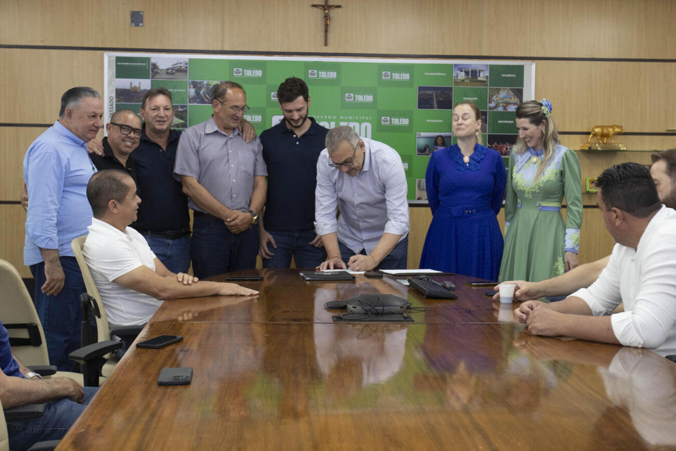Representantes de entidades contempladas compareceram a ato realizado na manhã desta quinta-feira (16) na Sala de Reuniões do Gabinete do Prefeito 
