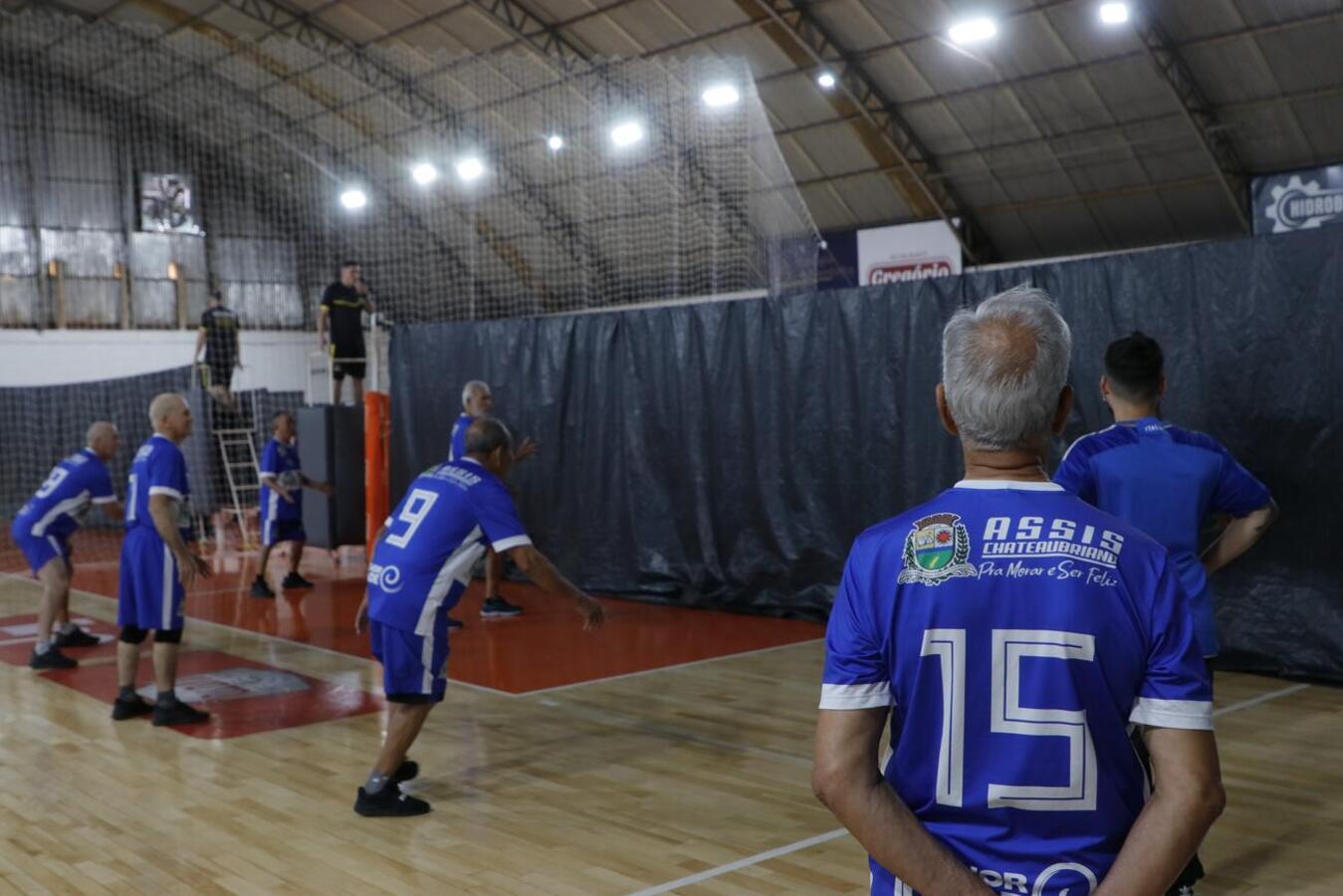 Foram mais de 200 participantes divididos em 17 equipes, 8 masculinas e 9 femininas