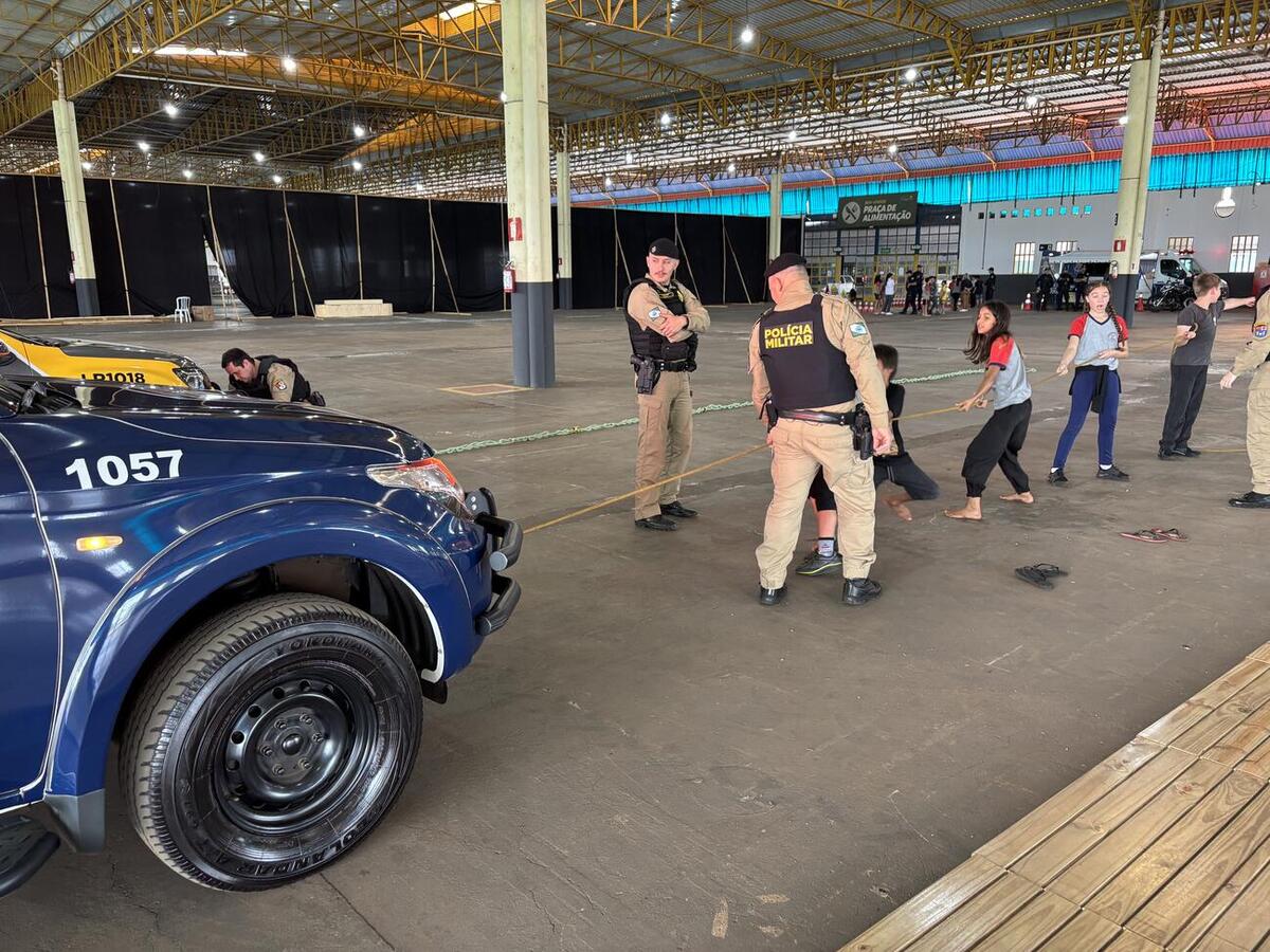 Atividade no Centro de Eventos Ismael Sperafico marcou o Mês das Crianças com demonstrações e interação entre forças de segurança e estudantes