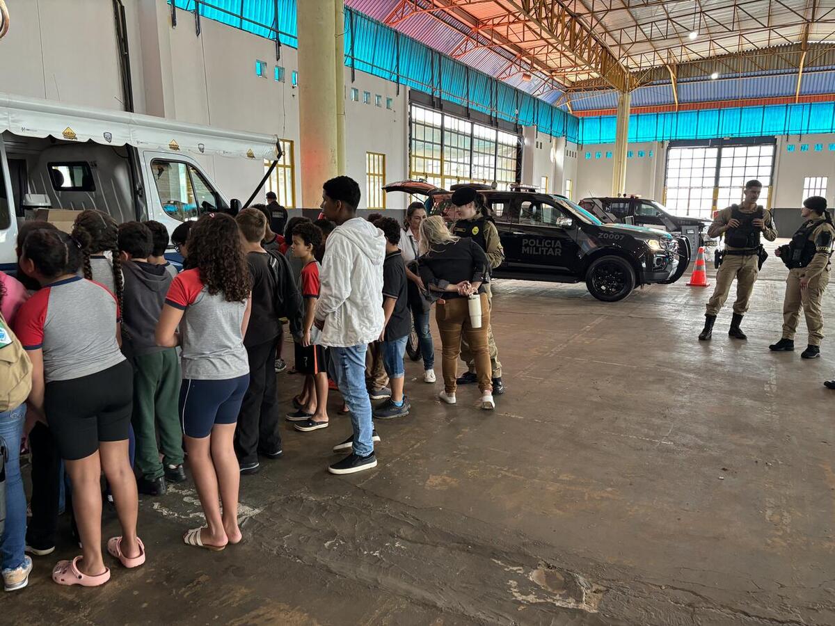 Atividade no Centro de Eventos Ismael Sperafico marcou o Mês das Crianças com demonstrações e interação entre forças de segurança e estudantes