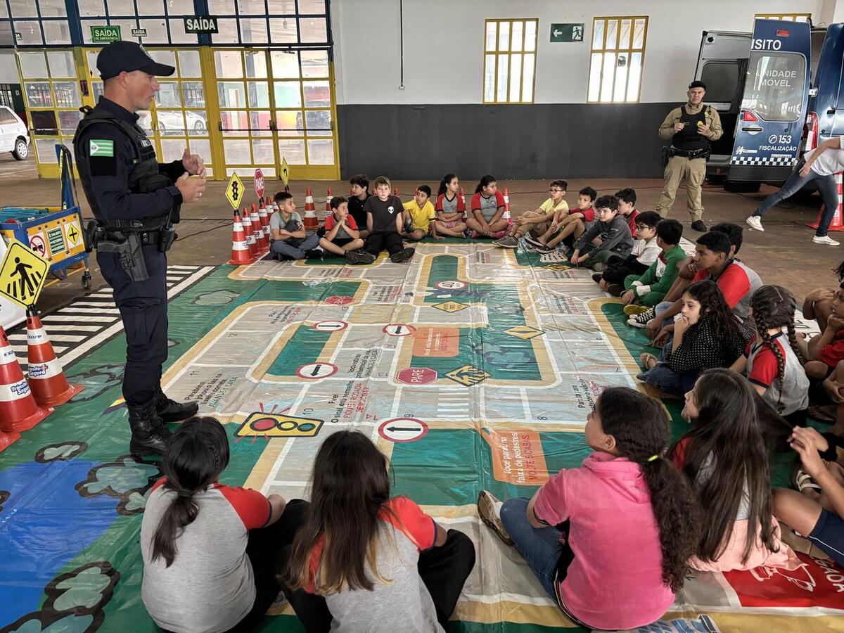 Atividade no Centro de Eventos Ismael Sperafico marcou o Mês das Crianças com demonstrações e interação entre forças de segurança e estudantes