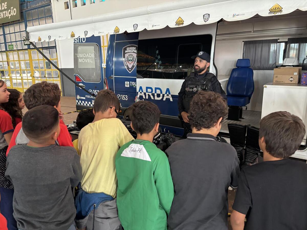 Atividade no Centro de Eventos Ismael Sperafico marcou o Mês das Crianças com demonstrações e interação entre forças de segurança e estudantes
