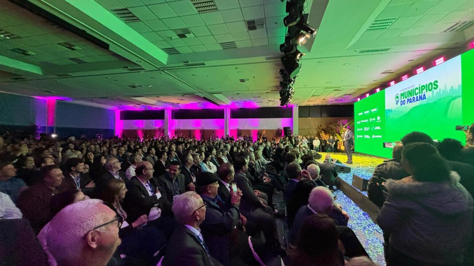 Promovido pela AMP, I Congresso dos Municípios do Paraná reuniu a maioria dos prefeitos do estado na capital para anúncio de recursos pelo governador Ratinho Junior (Crédito: Márcio Pimnetel/Secom)