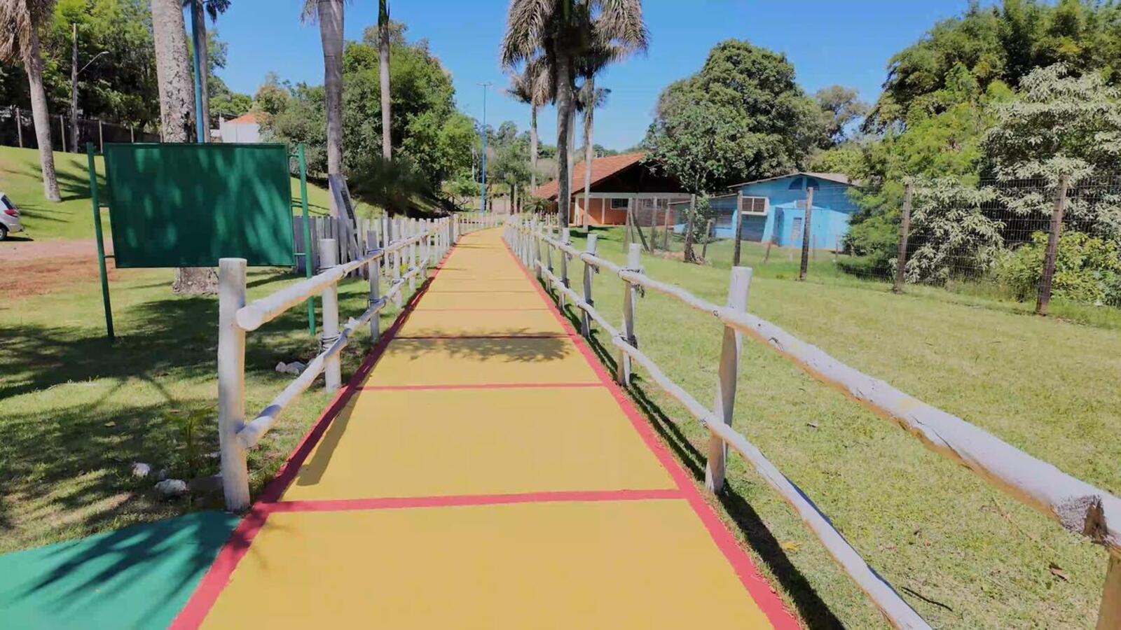 Espaço recebeu pintura em toda a estrutura (incluindo as piscinas), além de manutenção, reforma e serviços de jardinagem