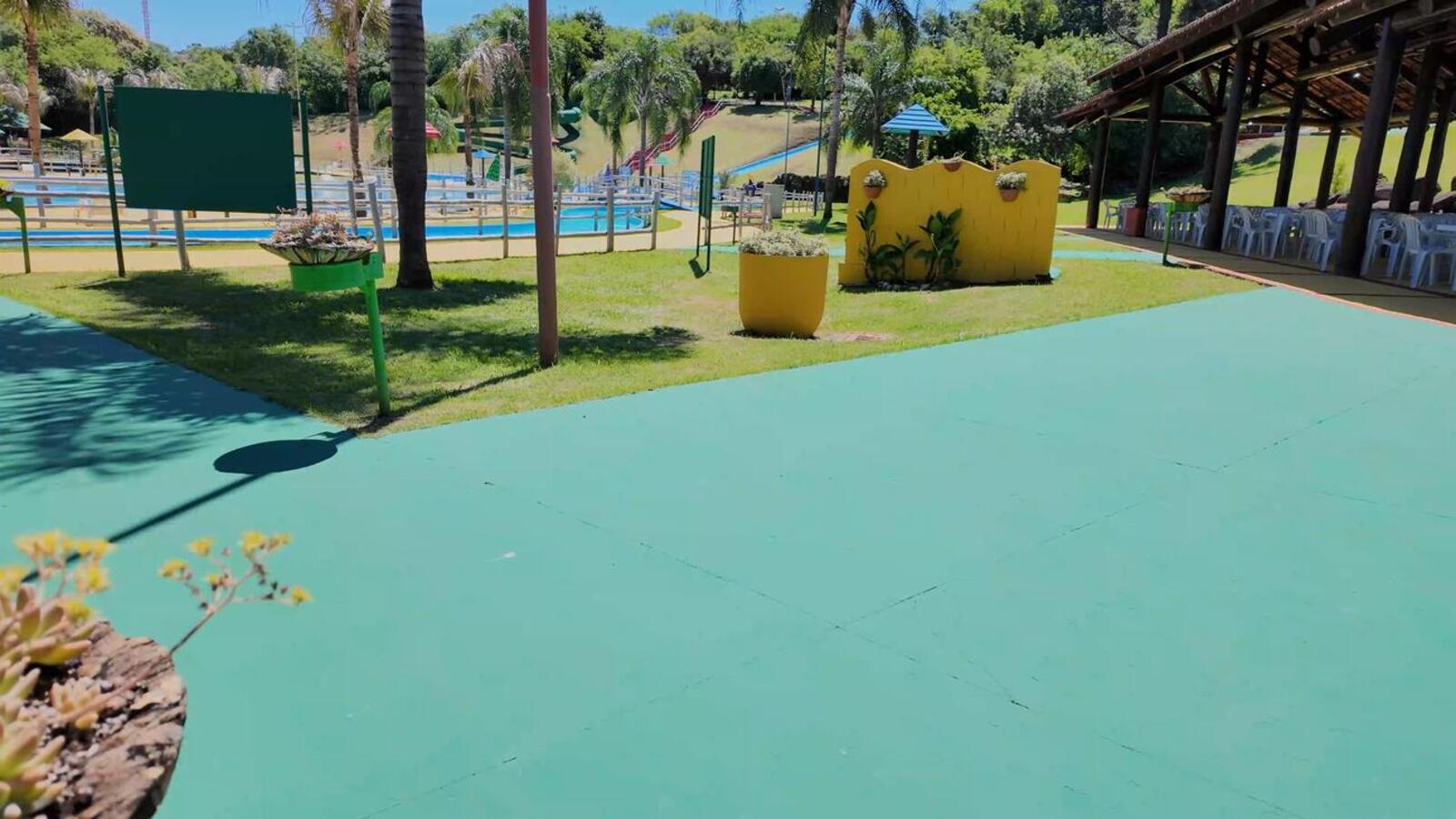 Espaço recebeu pintura em toda a estrutura (incluindo as piscinas), além de manutenção, reforma e serviços de jardinagem