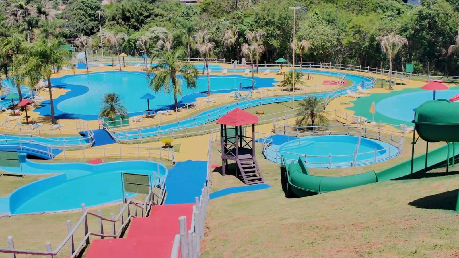 Espaço recebeu pintura em toda a estrutura (incluindo as piscinas), além de manutenção, reforma e serviços de jardinagem