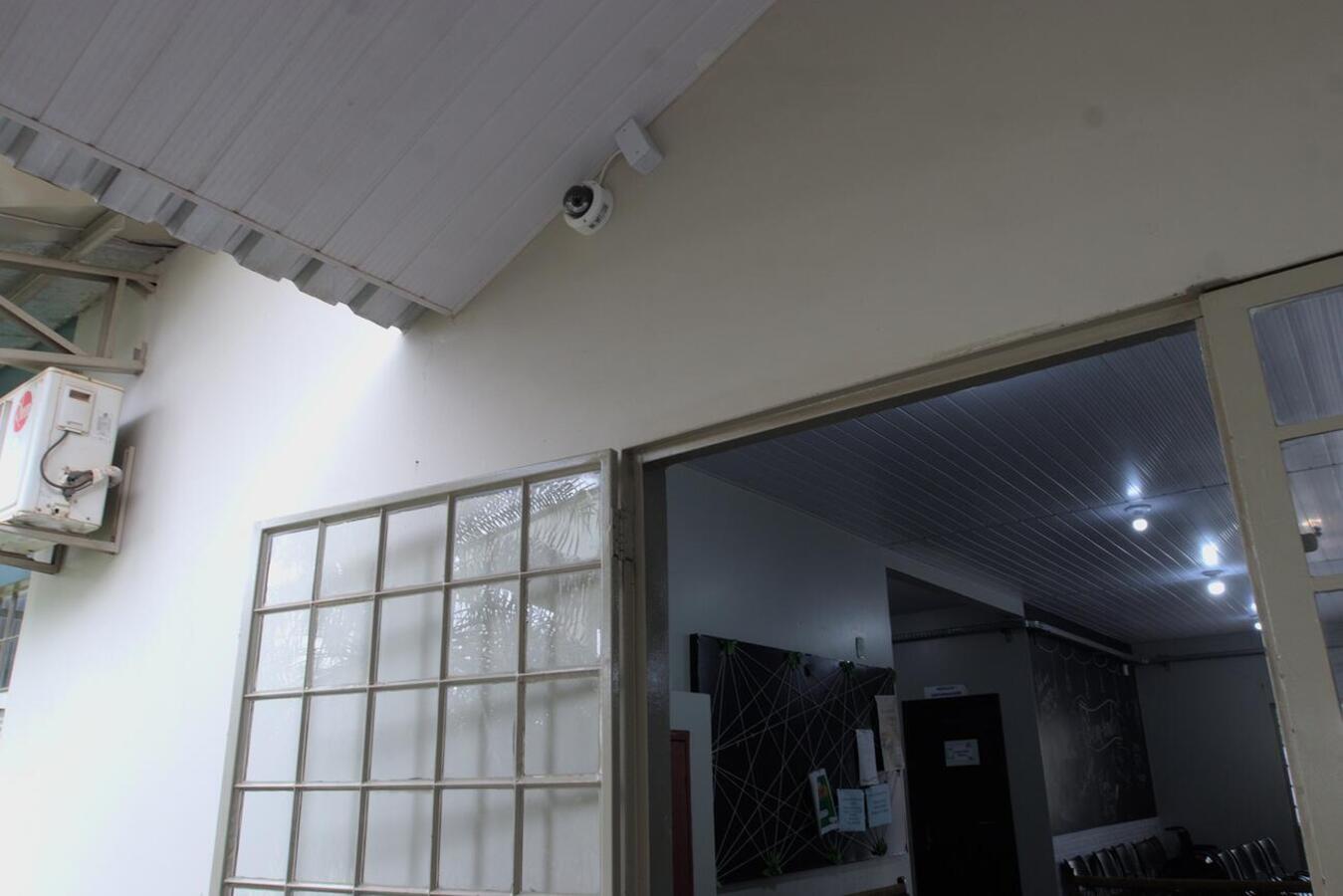 O espaço recebeu 13 câmeras de monitoramento com sistema de alarme para aumento da segurança