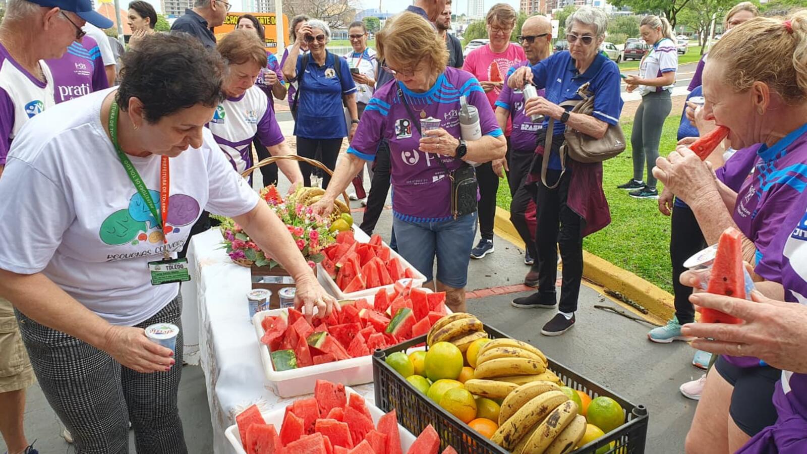 Evento, na manhã desta quarta-feira (1º), contou com participação de idosos, com uma mesa de frutas no final do percurso