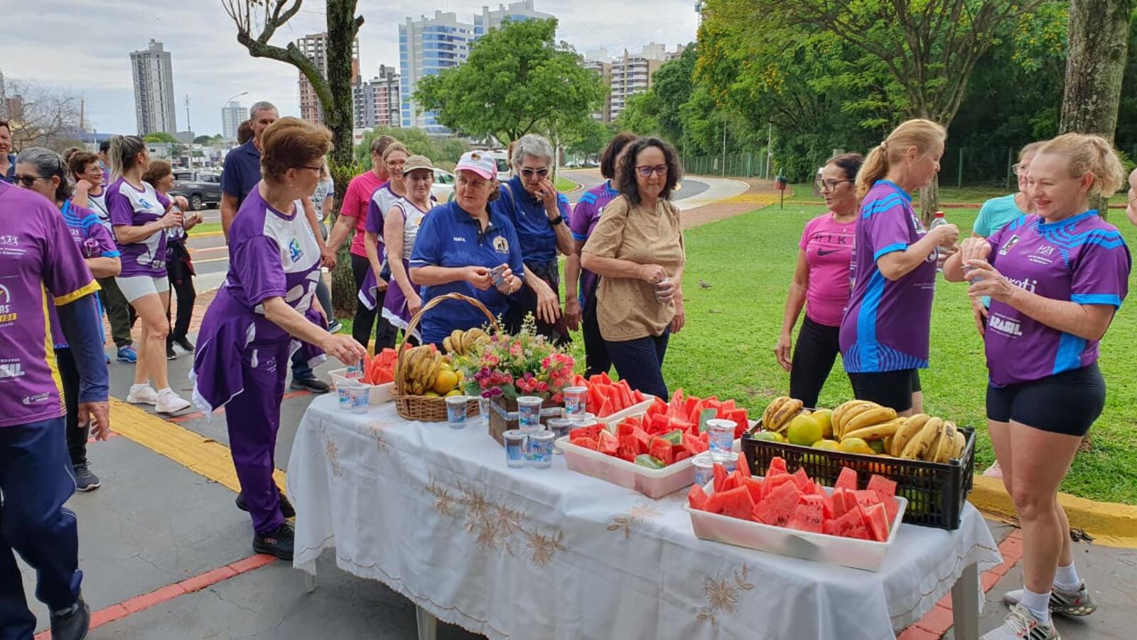 Evento, na manhã desta quarta-feira (1º), contou com participação de idosos, com uma mesa de frutas no final do percurso