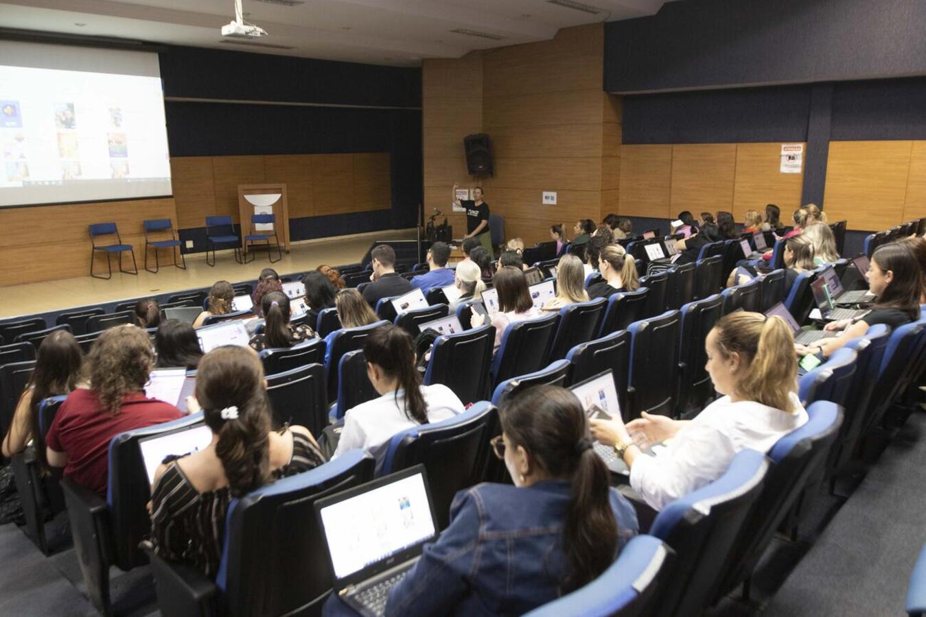 Educadores de Cmeis e escolas tiveram a oportunidade tirar suas dúvidas acerca do funcionamento da plataforma “Iônica”