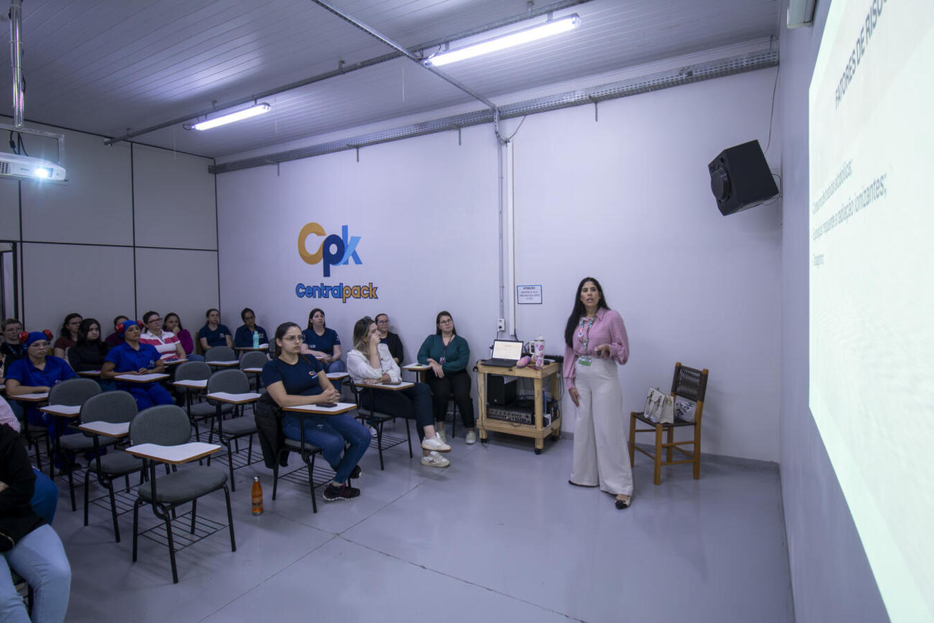 Abordado pela enfermeira Mariana Sellani, assunto foi explanado na tarde desta segunda (13) no contexto das ações da Secretaria Municipal de Saúde alusivas ao “Outubro Rosa” 