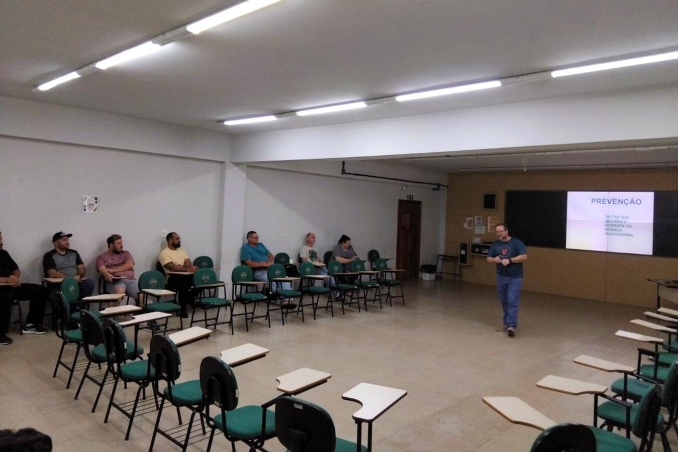 Promovida pela Escola de Governo, capacitação tem 52 horas-aula e prossegue até novembro com módulos ministrados por profissionais especialistas de várias áreas