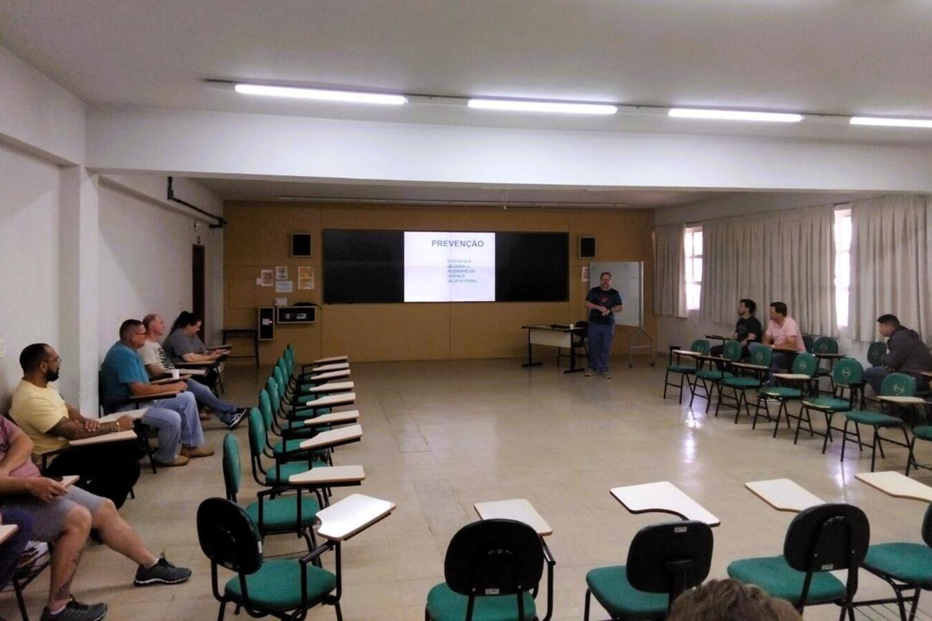 Promovida pela Escola de Governo, capacitação tem 52 horas-aula e prossegue até novembro com módulos ministrados por profissionais especialistas de várias áreas