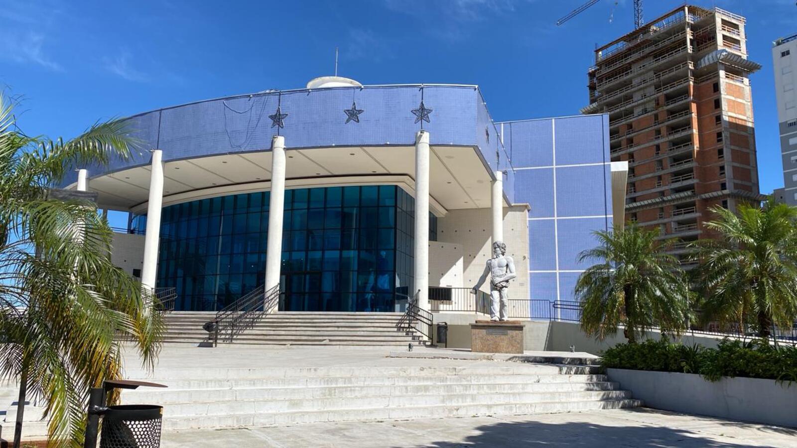 Aos poucos, espaços públicos, como o Teatro Municipal (foto), recebem instalação da decoração natalina; trabalho segue até 14/11, data da chegada do Papai Noel
