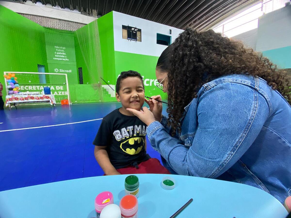 Com cama elástica, brinquedos infláveis, pintura facial, pipoca e algodão doce, o Centro Especializado em Reabilitação (CER II) celebrou o dia das crianças