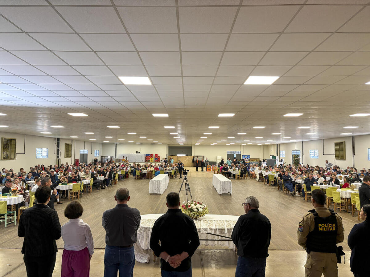 Evento ocorrido nesta quarta (8) na Associação de Moradores do Porto Alegre, contou com 400 convidados e serviu “almoço de interior”, com carnes e saladas