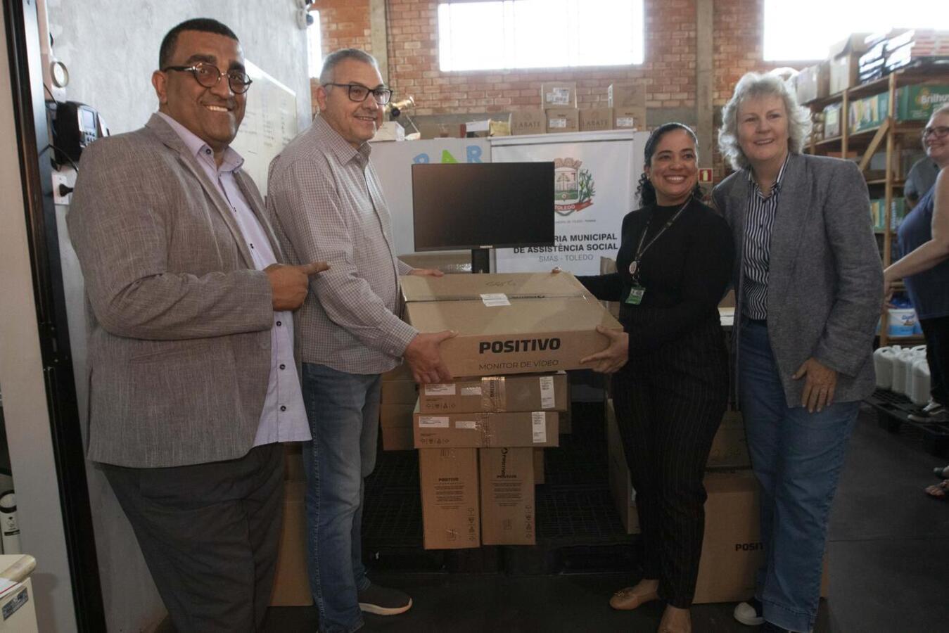23 computadores foram entregues para fortalecer o atendimento nos Cras e unidades vinculadas