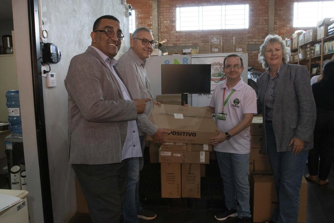23 computadores foram entregues para fortalecer o atendimento nos Cras e unidades vinculadas