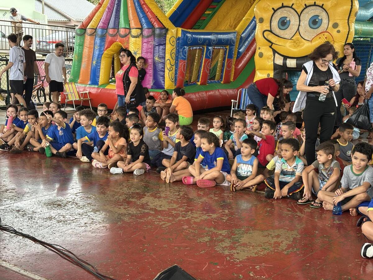 Atividade, nesta quinta-feira (16), reuniu alunos, famílias e parceiros em uma tarde de lazer, música e apresentações culturais