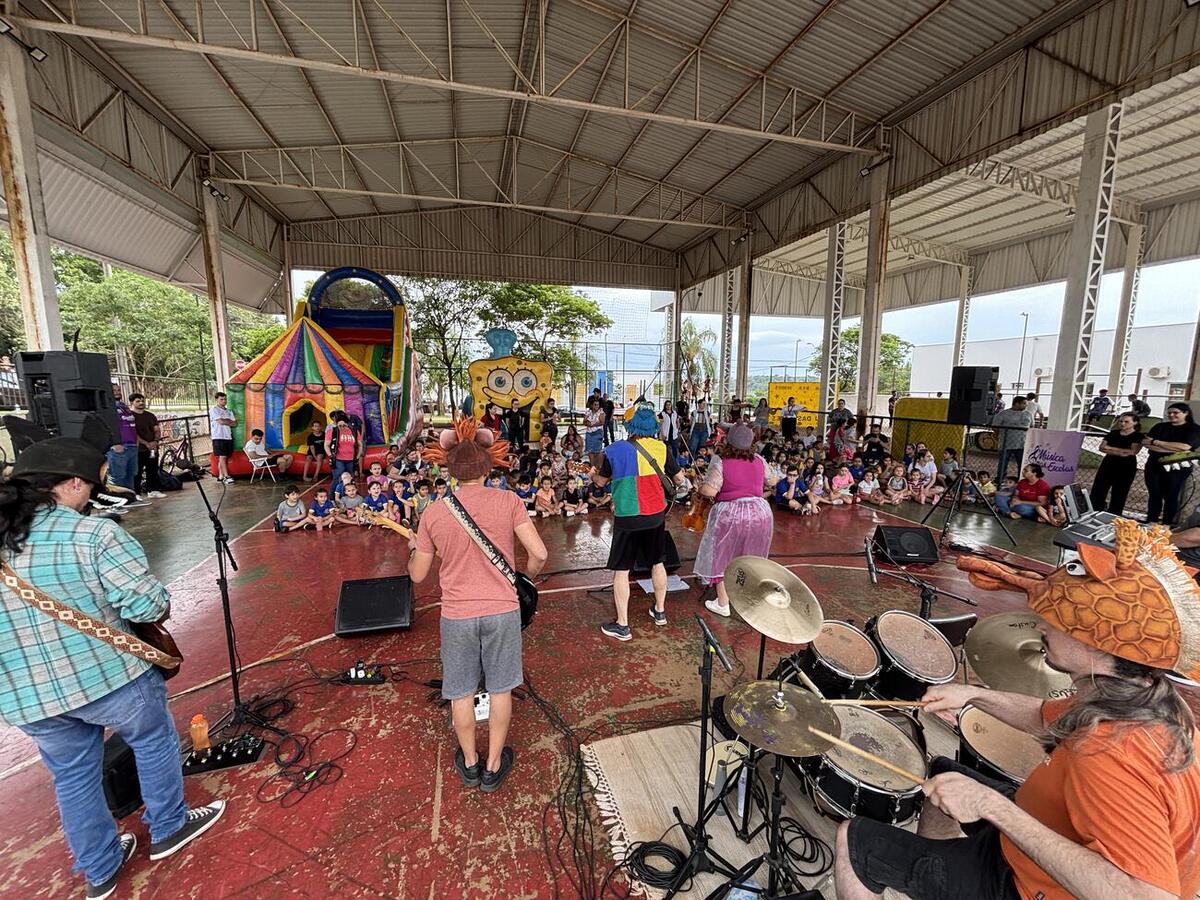 Atividade, nesta quinta-feira (16), reuniu alunos, famílias e parceiros em uma tarde de lazer, música e apresentações culturais