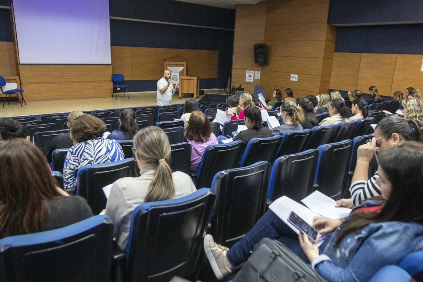 Nesta terça-feira (7) a Secretaria da Educação realizou uma formação com profissionais, a fim de refletir sobre as concepções e práticas do processo avaliativo e interventivo
