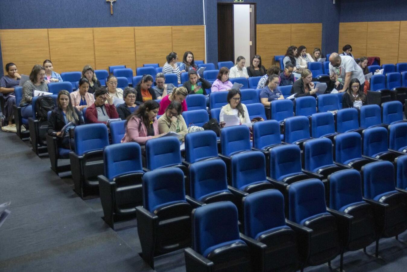 Nesta terça-feira (7) a Secretaria da Educação realizou uma formação com profissionais, a fim de refletir sobre as concepções e práticas do processo avaliativo e interventivo