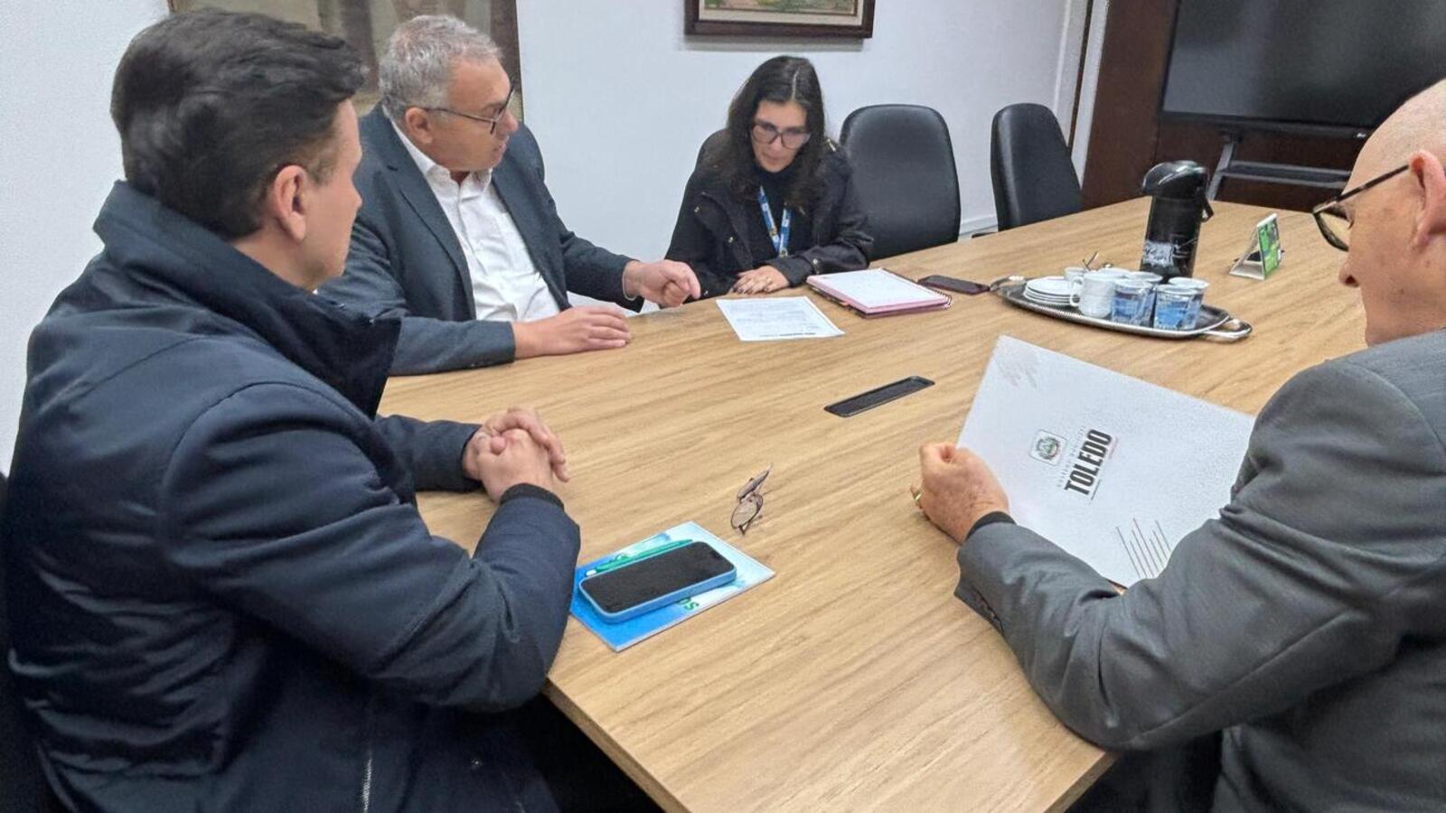 Prefeito Mario Costenaro esteve nesta quarta-feira (8) na Fundepar, onde protocolou o pedido de revisão para incremento no repasse de verbas (Crédito: Márcio Pimentel/Secom)