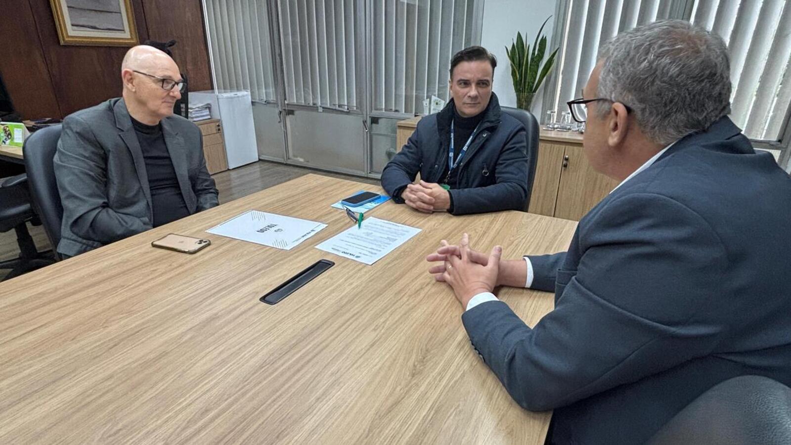 Prefeito Mario Costenaro esteve nesta quarta-feira (8) na Fundepar, onde protocolou o pedido de revisão para incremento no repasse de verbas (Crédito: Márcio Pimentel/Secom)