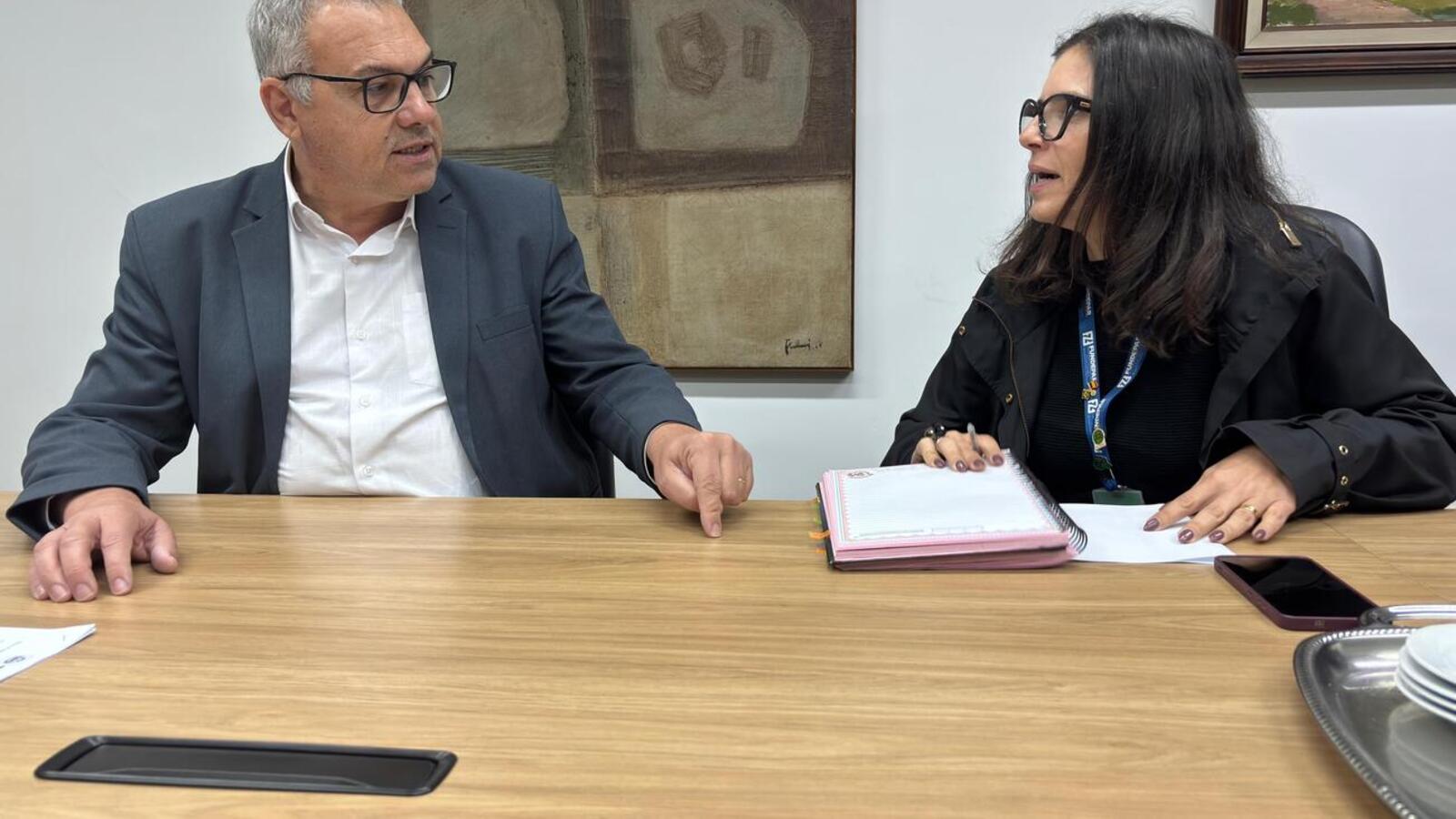 Prefeito Mario Costenaro esteve nesta quarta-feira (8) na Fundepar, onde protocolou o pedido de revisão para incremento no repasse de verbas (Crédito: Márcio Pimentel/Secom)