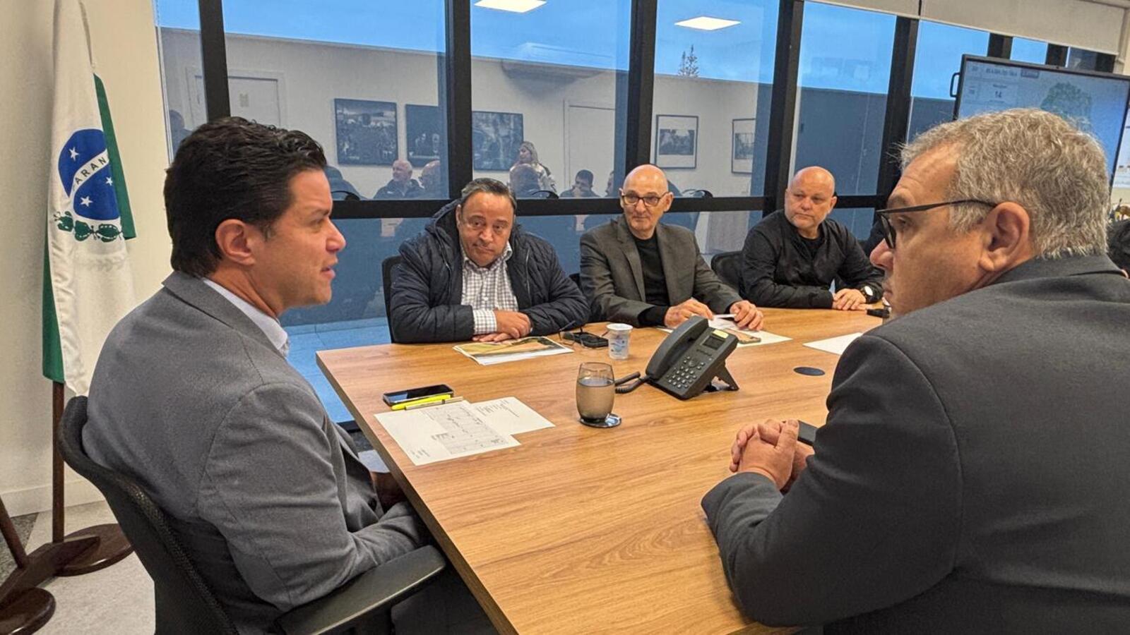 Guto Silva recebeu o prefeito Mario Costenaro na manhã desta quarta-feira (8), em Curitiba, ao lado do deputado estadual Hussein Bakri (Crédito: Márcio Pimentel)