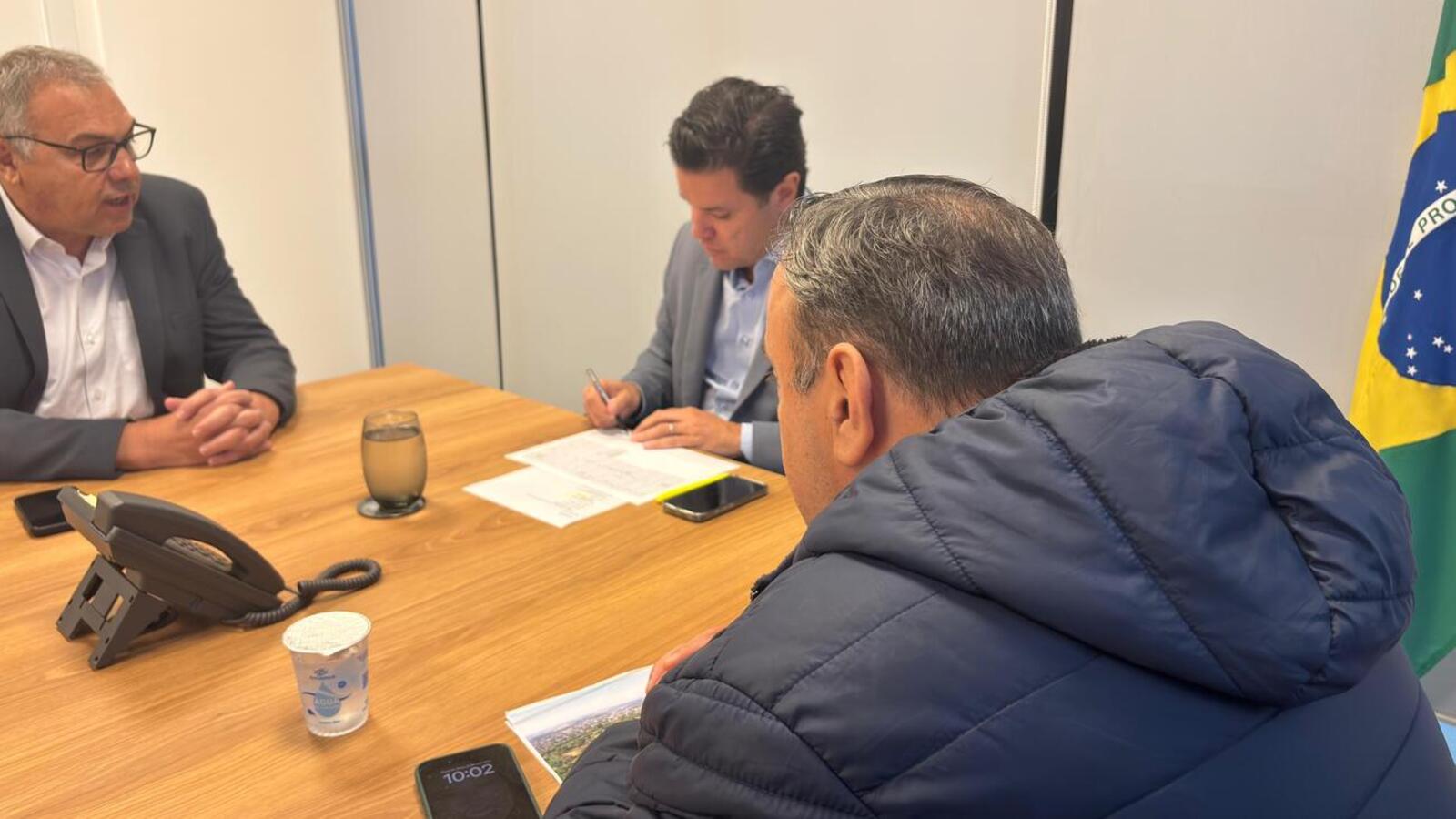 Guto Silva recebeu o prefeito Mario Costenaro na manhã desta quarta-feira (8), em Curitiba, ao lado do deputado estadual Hussein Bakri (Crédito: Márcio Pimentel)