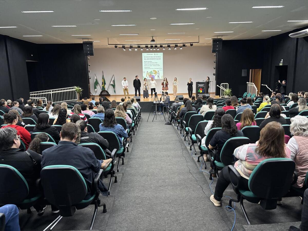 Evento realizado no auditório Moacir Galante (Colégio Premen) reuniu profissionais da rede de proteção à criança e ao adolescente