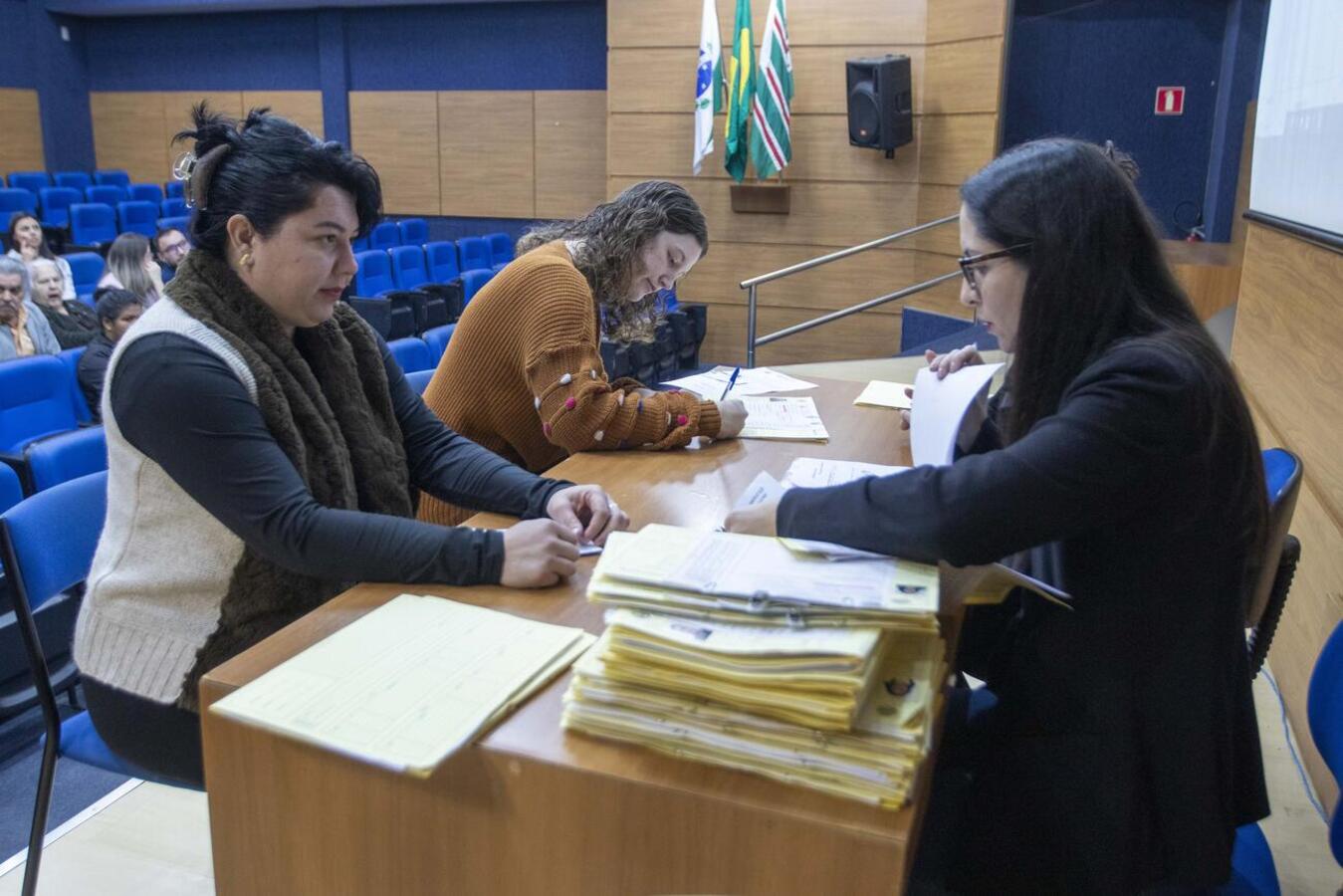 Assinatura de documento de investidura ocorreu na manhã desta quinta (9), no Auditório Acary Oliveira; em seguida, colaboradores já iniciaram suas atividades