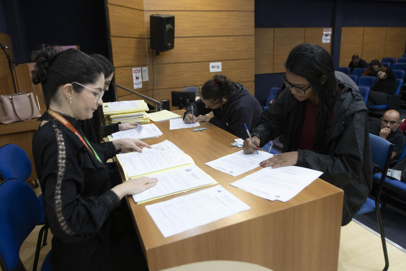 Assinatura de documento de investidura ocorreu na manhã desta quinta (9), no Auditório Acary Oliveira; em seguida, colaboradores já iniciaram suas atividades
